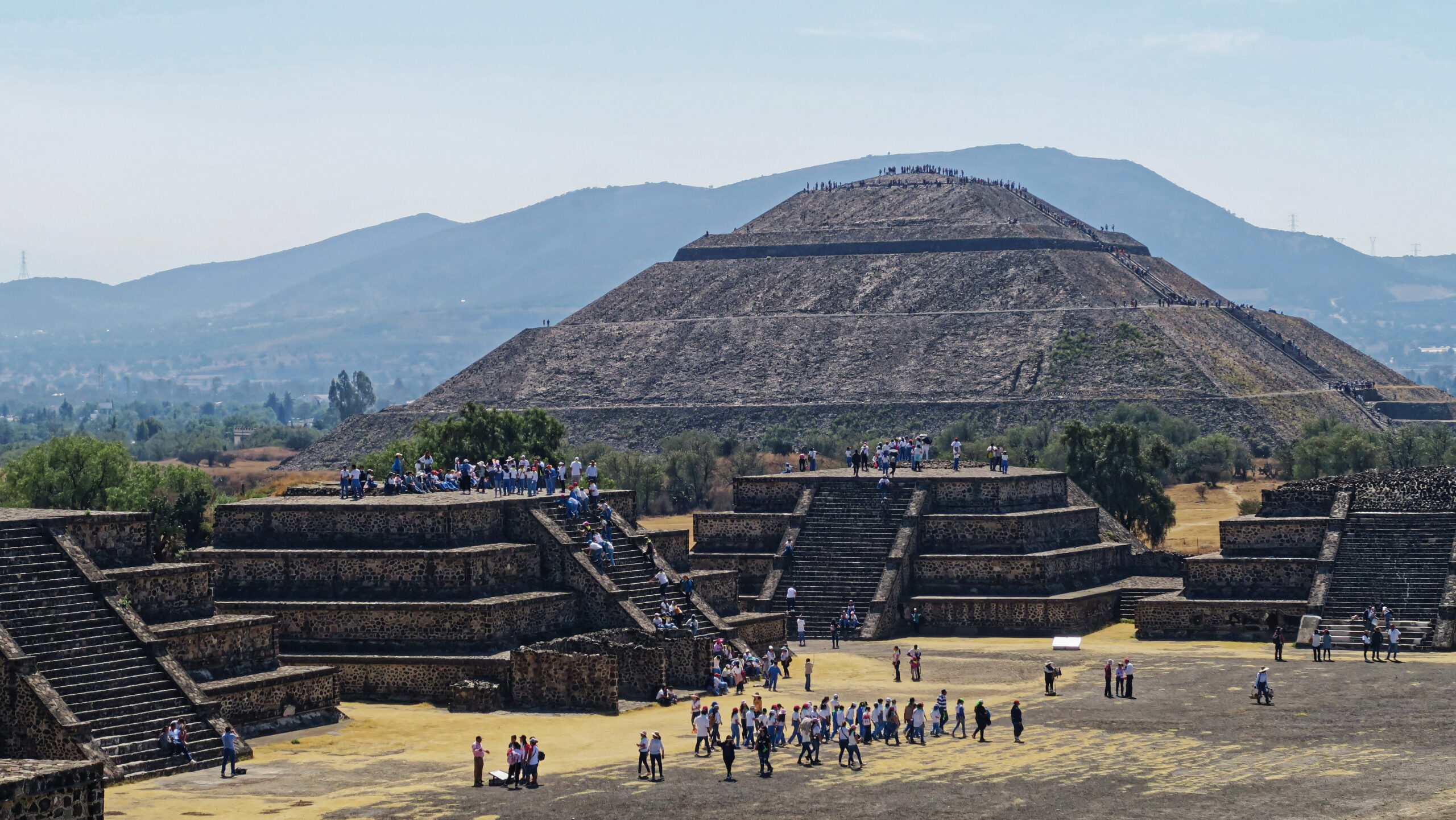 2020-02-11_Teotihuacan_la_Avenida_de_los_Muertos_y_la_Pirámide_del_Sol